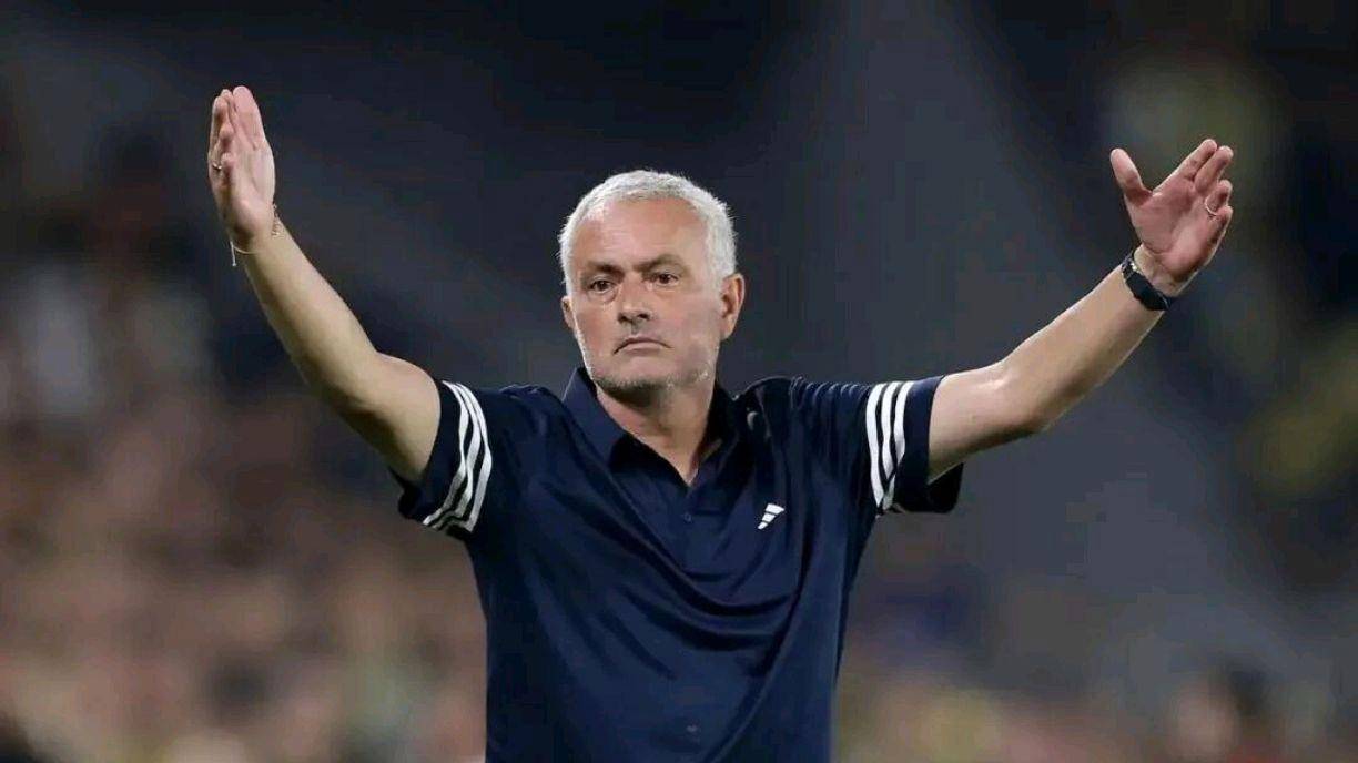 重返赛场引爆全场！，Ming意外战胜曼联观众掌声雷动(梅西进球女球迷掀衣庆祝原视频)