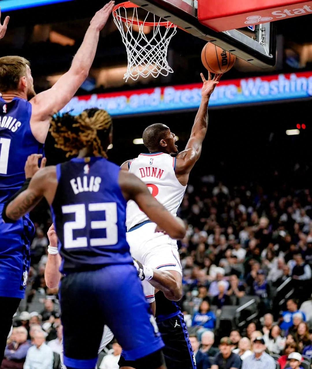 一竞技-NBA季后赛关键时刻走向成谜，洛杉矶快船外线爆发，压力陡增，纪律约束更严格的简单介绍