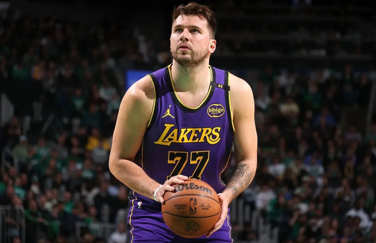 1JJ-东契奇回归赛场,突破纪录首场状态亮眼,美国队观众沸腾!的简单介绍