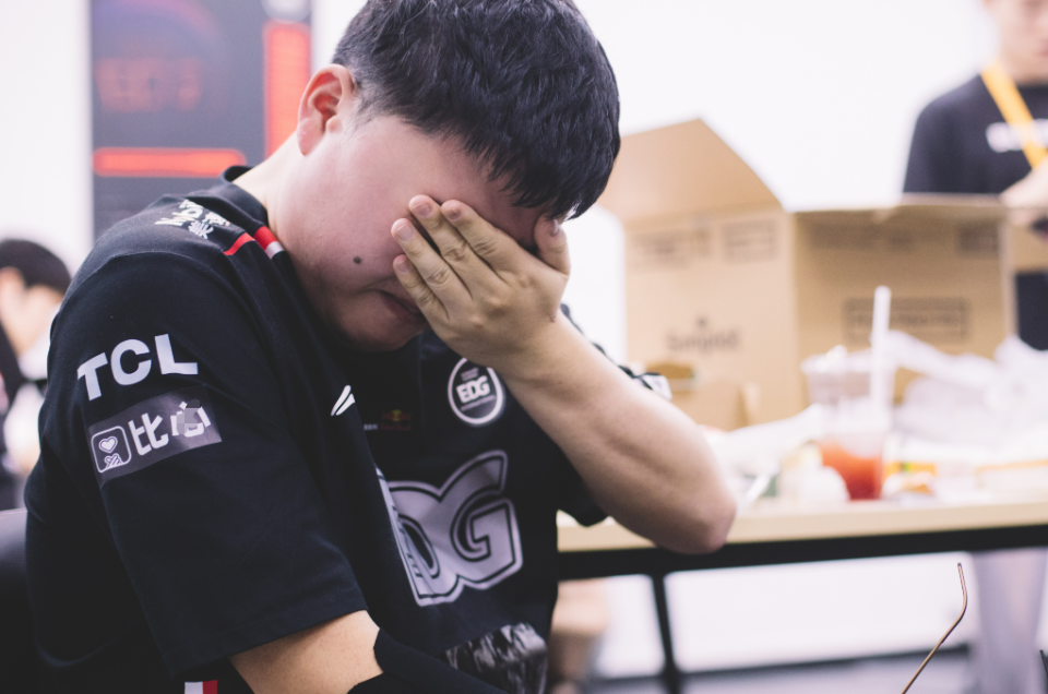 1JJ-包含Uzi爆冷击败SKT，战术调整引爆全场！的词条